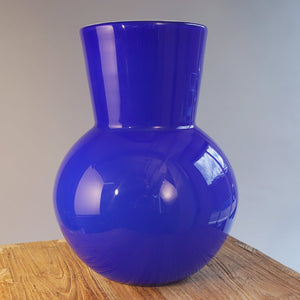 Des Pots - Cornu glazen vazen met witte binnenzijde en blauwe buitenzijde 30 cm - Schreuder - kraan.shop
