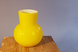 Des Pots - Cornu glazen vazen met witte binnenzijde en gele buitenzijde 21 cm - Schreuder - kraan.shop
