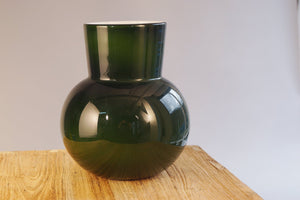 Des Pots - Cornu glazen vazen met witte binnenzijde en groene buitenzijde 21 cm - Schreuder - kraan.shop