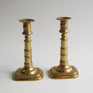recph9EZZyYuwCWqD - Een elegant paar Engelse vroeg Victoriaanse messing kandelaars met "pushers" - Schreuder - kraan.shop