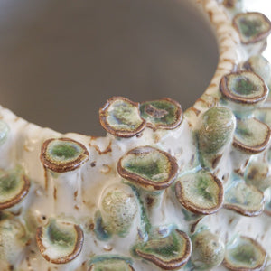 Des Pots - Egg vaas met groen geglazuurde paddenstoeltjes 16 cm - Schreuder - kraan.shop