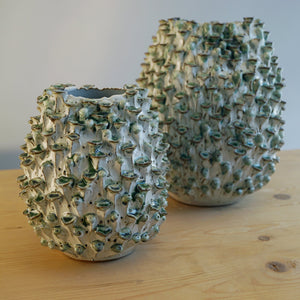 Des Pots - Egg vaas met groen geglazuurde paddenstoeltjes 21 cm - Schreuder - kraan.shop