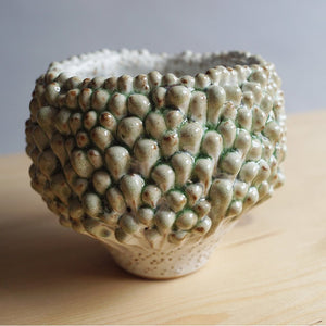 Des Pots - Kleine Luffa vaas steengoed h.14/d.12 cm, groene knopjes - Schreuder - kraan.shop