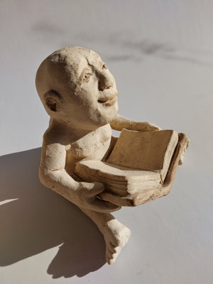 S&K kandelaars - Lut Brackx (1965) Een figuur met boek, de lezer. - Schreuder - kraan.shop