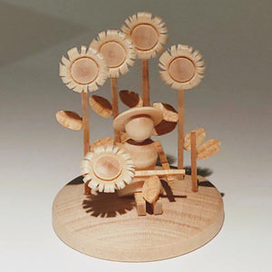 Houten miniatuur van een meisje met zonnebloemen - Schreuder-kraan.shop