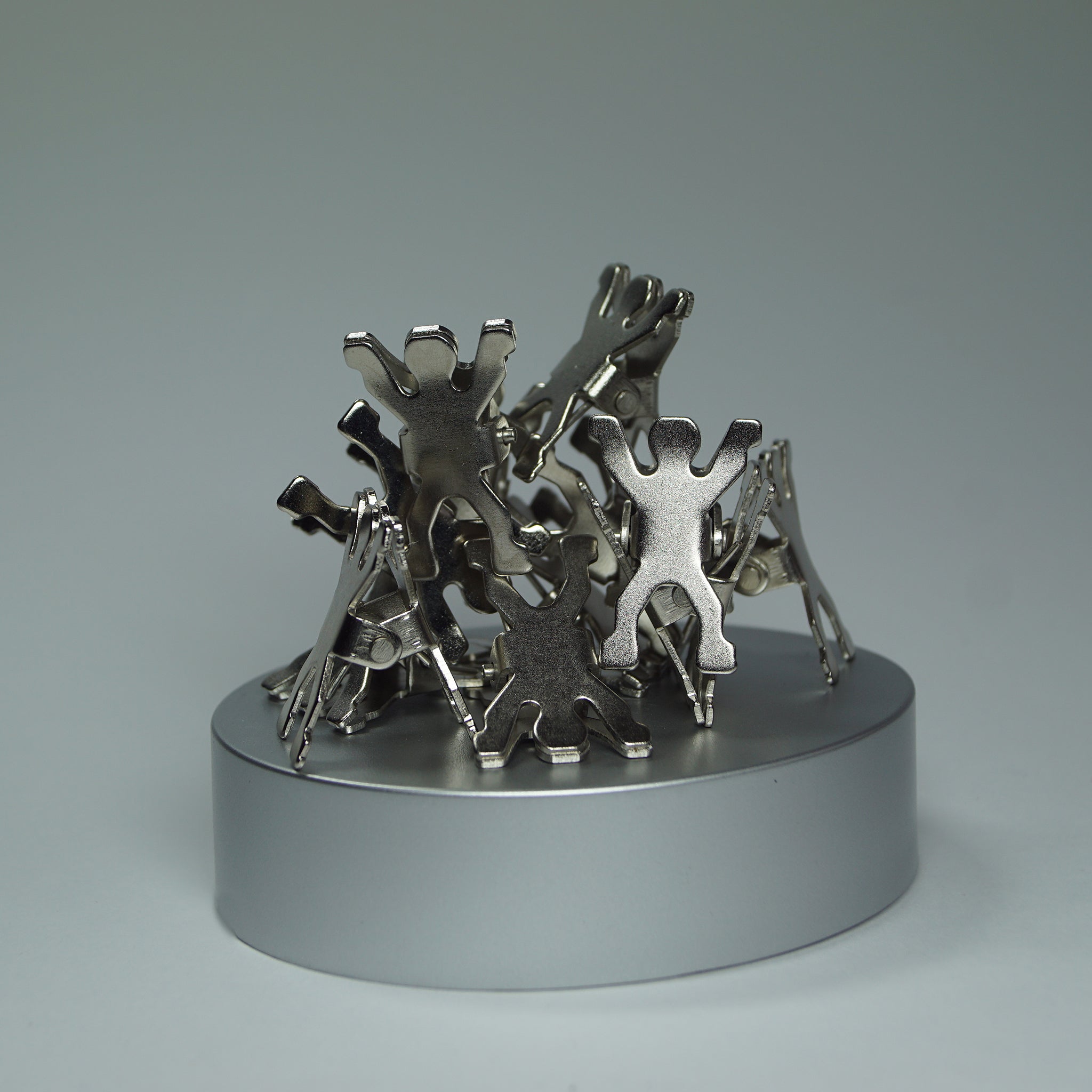 Inspirion12 zilverkleurige metalen clipmannetjes op een magnetische sokkel, voor foto's, memo's etc. - Schreuder-kraan.shop