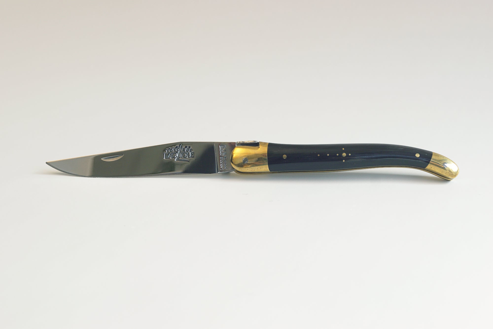 Laguiole zakmes, zwart punthoorn, 12 cm, in glanzend rvs en met messing bolsters - Schreuder-kraan.shop