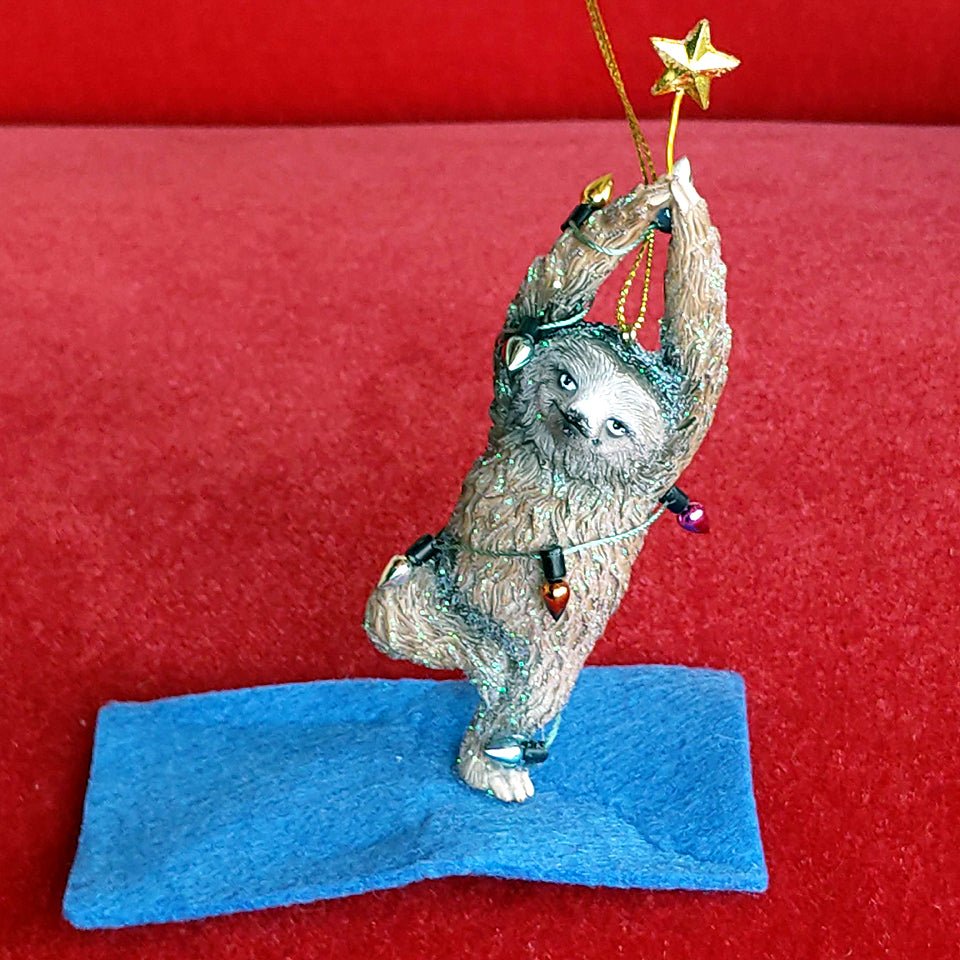 Goodwill-De Yoga kerst-luiaard, 12 cm. - Schreuder-kraan.shop