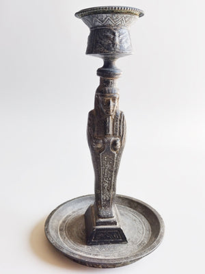 S&K kandelaars-Egyptomanie en mummiemanie: een zeldzame kandelaar in de vorm van een shabti, gegraveerd met hiërogliefen - in metaallegering, ca 1880 - 1930. - Schreuder-kraan.shop