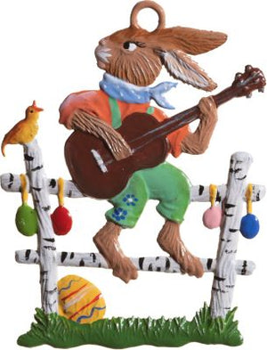 S&K handbeschilderd tin-Paashanger: een gitaar spelende haas op een hek - Schreuder-kraan.shop