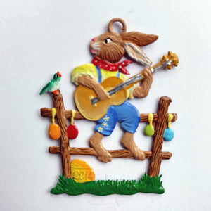 S&K handbeschilderd tin-Paashanger: een gitaar spelende haas op een hek - Schreuder-kraan.shop