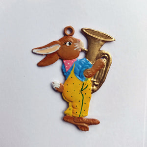 S&K handbeschilderd tin-Paashanger: haas speelt tuba (gele broek) - Schreuder-kraan.shop