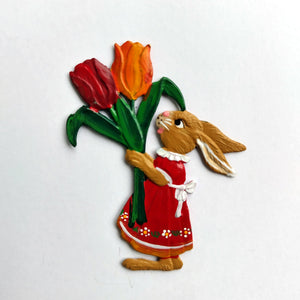 S&K handbeschilderd tin-Paashanger: hazenmeisje met twee tulpen (rood) - Schreuder-kraan.shop