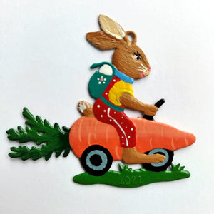 S&K handbeschilderd tin-Paashanger: race-haas (rode broek) - Schreuder-kraan.shop