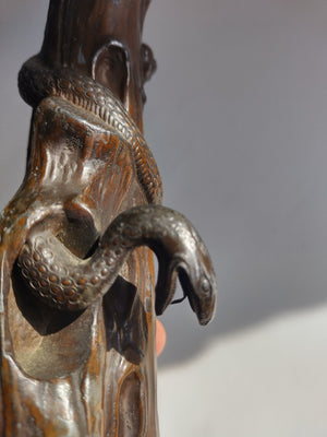 S&K kandelaars-Prachtige Japanse antieke bronzen kandelaar met een slang en een kikker, uit de Meiji periode (1868-1912) - Schreuder-kraan.shop