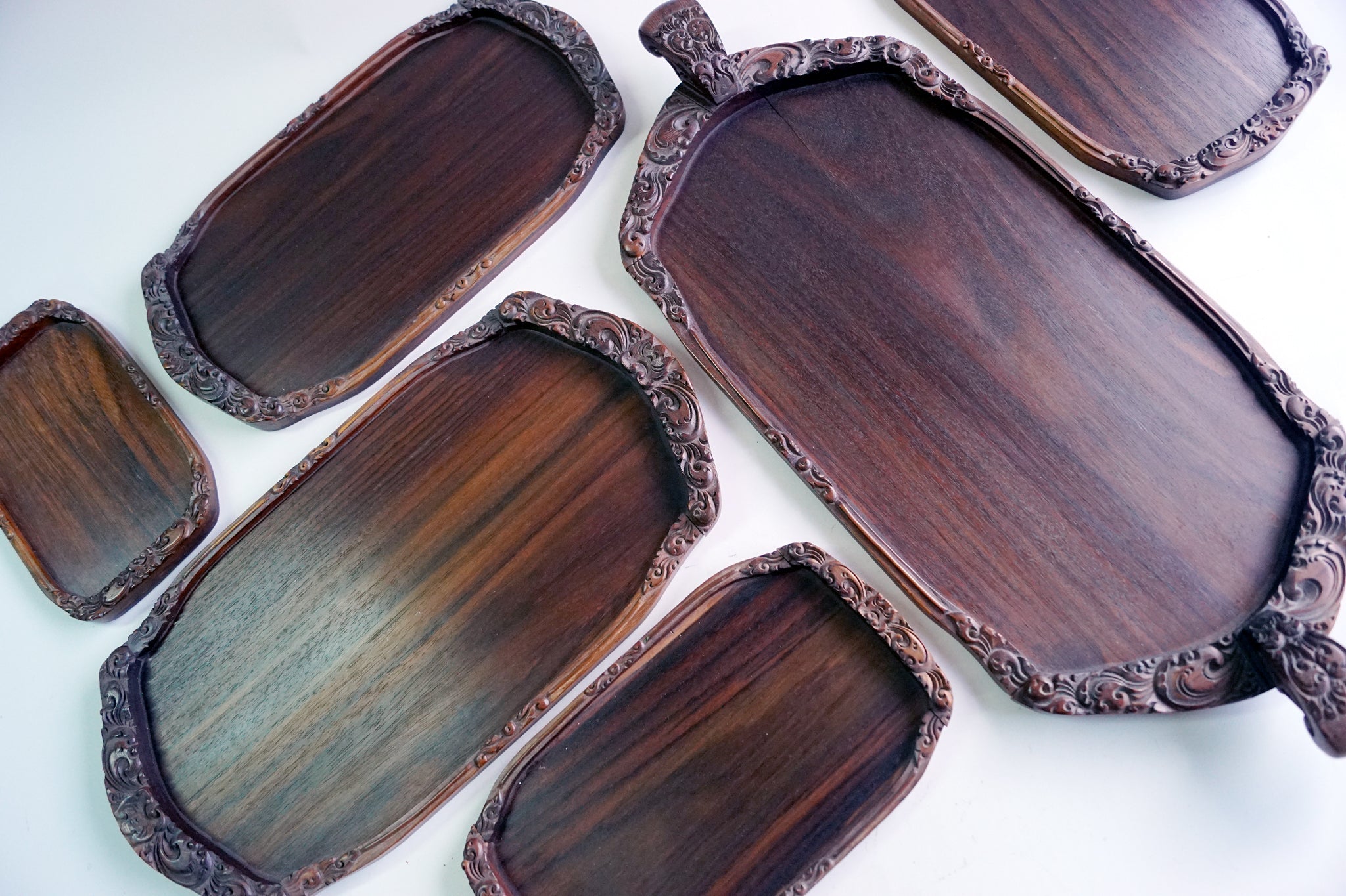 S&K-Set van 6 teakhouten dienbladen met mooi houtsnijwerk - Bali, Indonesië - midden 20e eeuw - Schreuder-kraan.shop