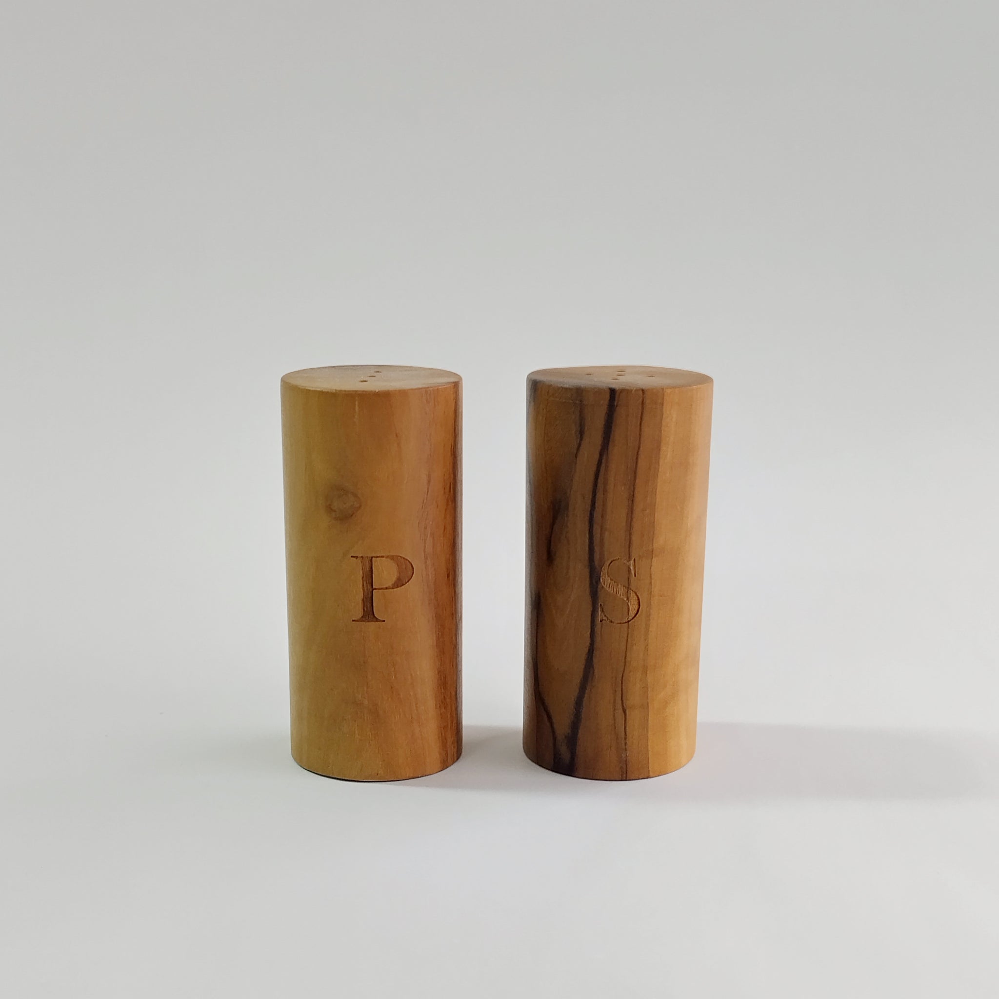 Berard Brown Europe-Zout & Peper stel in olijfhout, Ø 4 cm, h. 10,5 cm (2) - Schreuder-kraan.shop