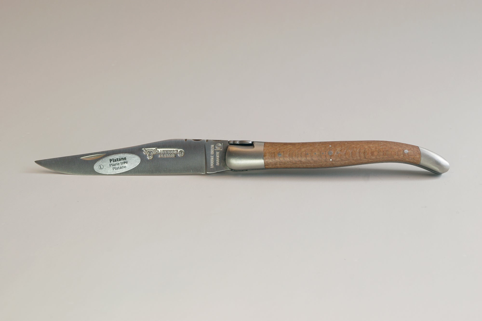 Laguiole en Aubrac-Zakmes, 12 cm gesatineerd rvs met heft van plataan - Schreuder-kraan.shop